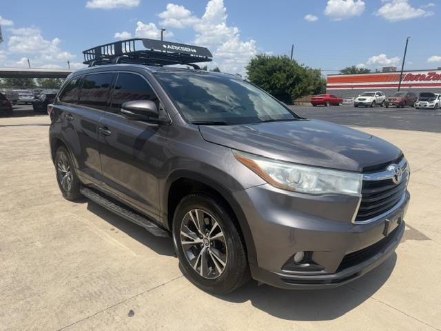 Gray Toyota Highlander SUV with a Roof Rack Parked on a Dealership Lot in the DFW Metroplex